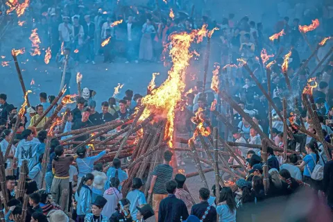 Kecelakaan Festival Obor di Yunnan: 16 Luka Bakar, Waspada Tradisi Berisiko Tinggi