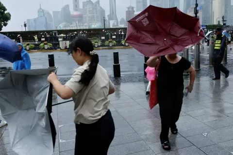 Topan Dolphin Hantam China Timur, 1.300 Penerbangan Shanghai Batal: Bagaimana Dampaknya bagi Indonesia?