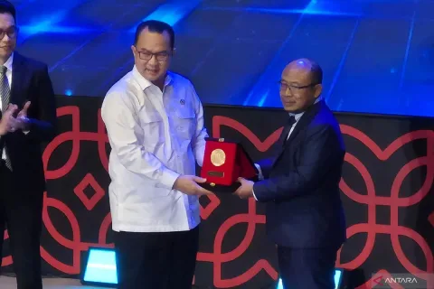 Guru Besar UNS Raih Indonesia Innovator Award: Harapan Baru Baterai Nasional