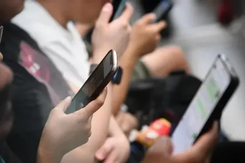 Durasi Layar Bukan Tolok Ukur Utama: Pakar Soroti Pola Penggunaan Medsos Remaja