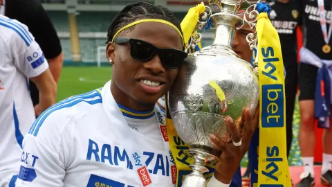 Leeds Tahan Kepergian Ramazani ke Valencia: Tuntut Penjualan Permanen di Tengah Perombakan Skuad