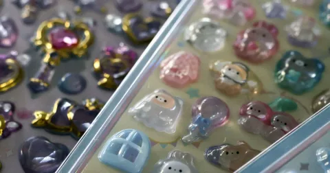 Fenomena Stiker Bonbon Drop di Jepang: Nostalgia yang Menggerakkan Pasar dan Memicu Perburuan Palsu