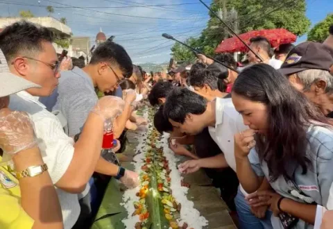 Ribuan Sosis Longganisa Disajikan dalam Boodle Fight di Filipina: Tradisi Kuliner yang Menggerakkan Ekonomi Lokal