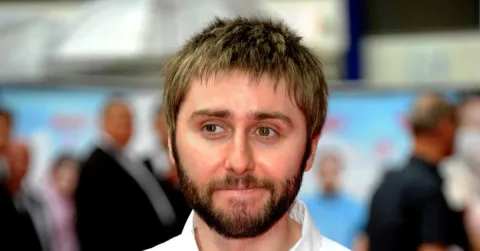Aktor The Inbetweeners James Buckley Berhenti Minum Alkohol Setelah Diagnosis Penyakit Jantung Genetik