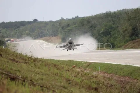 TNI AU Siapkan Tol Probolinggo-Banyuwangi Jadi Landasan Darurat Pesawat