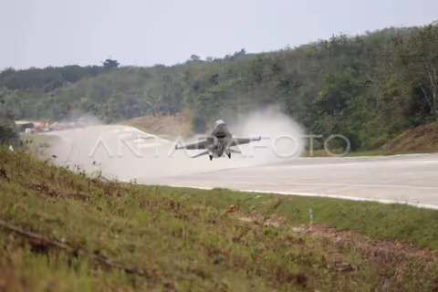 TNI AU Siapkan Tol Probolinggo-Banyuwangi Jadi Landasan Darurat Pesawat