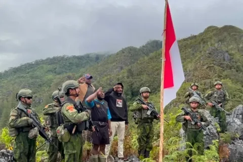 Kibarkan Merah Putih di Paniai, Marinir dan Warga Papua Satukan Semangat Menuju 17 Agustus