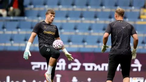 Wrexham Pecahkan Rekor Transfer demi Kiper Sunderland: Ambisi Promosi ke Premier League