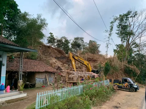 Gumuk Jember Kian Tergerus, Komunitas Anak Muda Menggelar Perlawanan Lewat Seni dan Riset