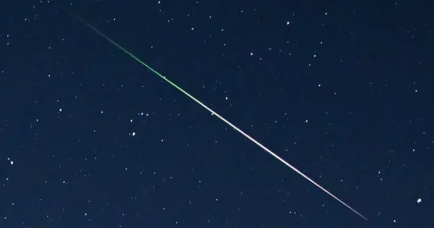 Puncak Hujan Meteor Perseid 2026: 35 Meteor per Jam Siap Menghiasi Langit Malam