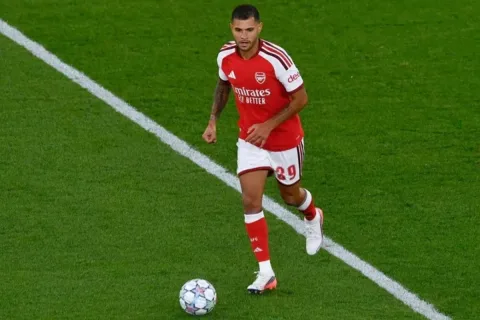 Arsenal Tutup Pramusim dengan Kemenangan Dramatis atas Como, Sinyal Kesiapan Hadapi Manchester City