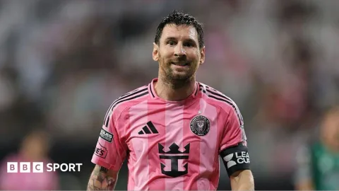 Messi Tampil di Tengah Duka, Masa Depannya di Lapangan Hijau Makin Kabur