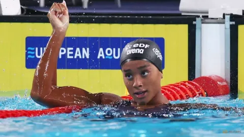 Sara Curtis Pecahkan Rekor Dunia 50m Gaya Punggung Dua Hari Beruntun di Paris