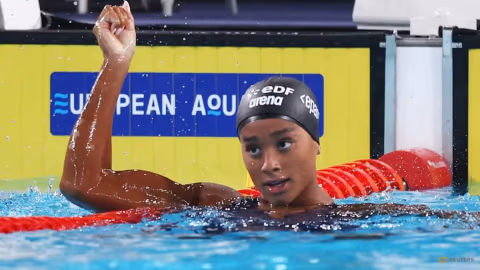 Sara Curtis Pecahkan Rekor Dunia 50m Gaya Punggung Dua Hari Beruntun di Paris