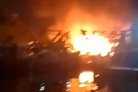 Kapal Terbakar di Muara Baru: 30 Personel Damkar Dikerahkan, Api Berisiko Merambat