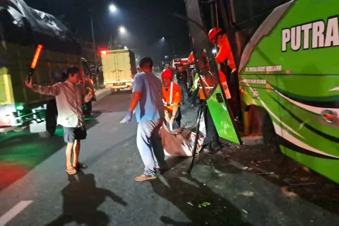 Kecelakaan Bus Rombongan Umroh di Nagreg: Satu Tewas Terjepit, Polisi Sebut Sopir Kurang Konsentrasi
