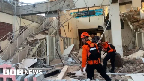 Gempa M7,7 di Flores Tewaskan 47 Orang: Warga Mengungsi ke Perbukitan