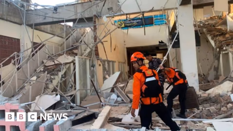 Gempa M7,7 di Flores Tewaskan 47 Orang: Warga Mengungsi ke Perbukitan