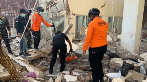 Gempa NTT: 47 Tewas, Tim SAR Berjibaku Cari Korban di Puing Reruntuhan