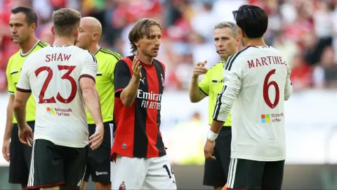 Kekalahan dari AC Milan Jadi Alarm: INEOS Wajib Belanja Bek Kiri demi Selamatkan Musim Man United