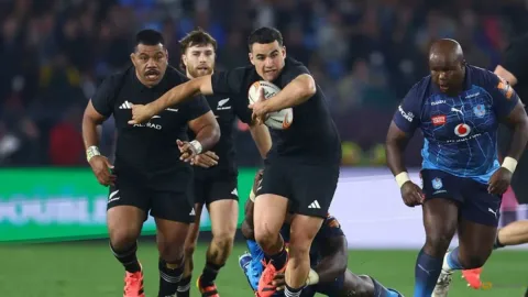 All Blacks Hancurkan Bulls 50-19: Uji Coba Sempurna Jelang Hadapi Springboks