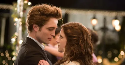 Kristen Stewart Akui Dulu 'Sok Serius' Saat Bintangi Twilight: 'Aku Seperti Pecundang Pretensius'