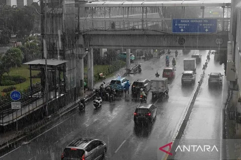 BMKG: Hujan Guyur Sejumlah Kota Besar Hari Ini, Waspada Intensitas Sedang-Lebat