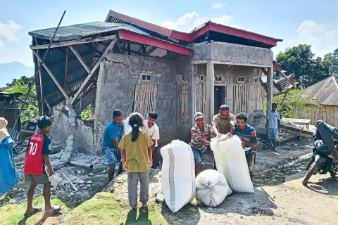 Gempa Flores 7,7 SR: 47 Tewas, Ribuan Warga Mengungsi, Tim SAR Berjuang Lawan Longsor