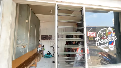 Tukang Cukur Tradisional Bertahan di Tengah Gempuran Barbershop Modern