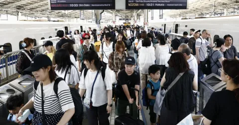 Arus Balik Libur Bon di Jepang Memuncak: Stasiun dan Bandara Penuh, Ribuan Wisatawan Berdesakan