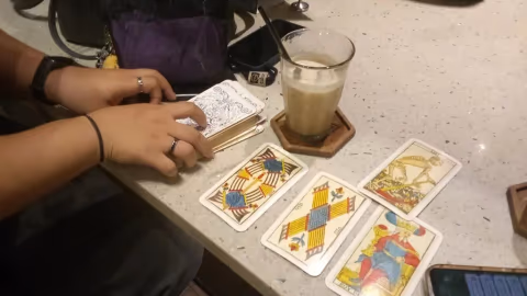 Tarot Kian Digandrungi Gen Z: Bukan Ramalan, Melainkan Ruang Curhat dan Validasi Diri
