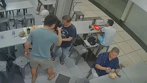 Polisi Singapura Selidiki Insiden Pria Lanjut Usia Didorong di Food Court: Pemicunya Sebuah Elusan di Kepala Bocah