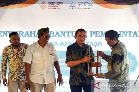 Kemenbud Salurkan 47 Alat Musik ke Komunitas Seni Bogor, Wujud Instruksi Presiden