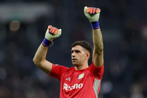 Juventus Putar Haluan ke Emiliano Martinez Usai Transfer Suzuki ke PSG Gagal