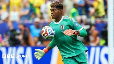 Aston Villa Kian Dekat Rekrut Zion Suzuki, Masa Depan Emi Martinez di Ujung Tanduk