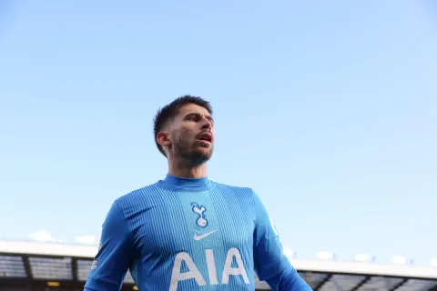 Tottenham Blokir Pinjaman Vicario, Juventus Alihkan Incaran ke Emiliano Martinez
