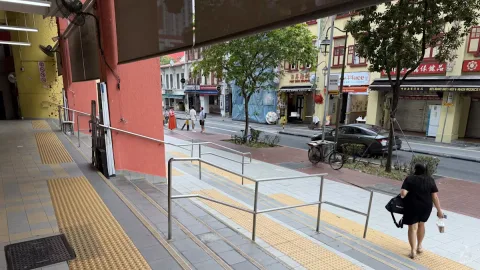 Ubin Taktil di Singapura: Antara Aksesibilitas dan Bahaya Tersembunyi