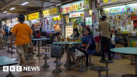 Polisi Singapura Usut Aksi Lempar Lansia ke Lantai di Food Court: Implikasi Sosial dan Hukum