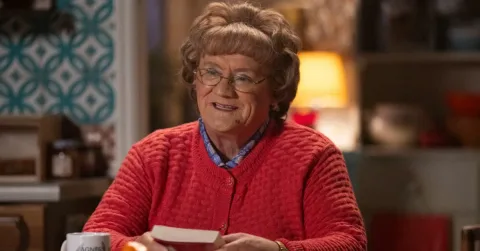 Mrs. Brown's Boys Batal Tampil di 2026: Brendan O'Carroll Jalani Operasi Rahang