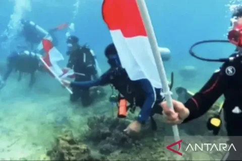 Upacara Bendera di Kedalaman 8 Meter: Dispar Kaltim Pamerkan Pesona Bawah Laut Pulau Miang