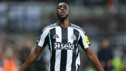 Newcastle Siapkan Dana £40 Juta untuk Liam Delap: Solusi Fisik di Lini Depan?
