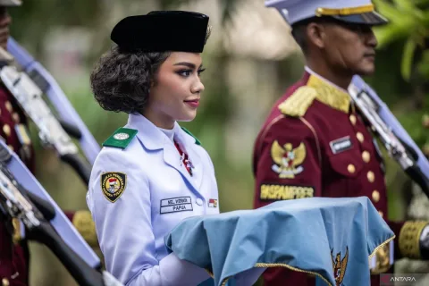 Gugup di Istana, Neeltje Werimon Buktikan Diri sebagai Pembawa Baki: 'Tugas Berat, tapi Bangga'