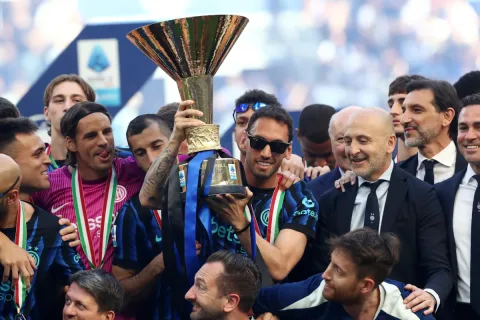 Calhanoglu Buka Suara: Inter Tak Pernah Mati, Chivu Sosok Kakak bagi Pemain