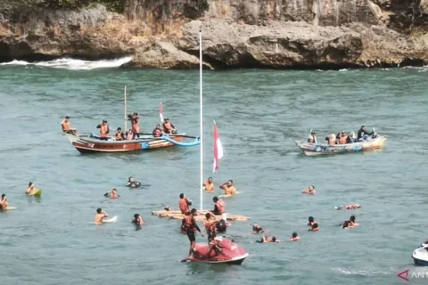 Menerjang Ombak Pantai Baron demi Merah Putih: Upacara Kemerdekaan di Tengah Laut