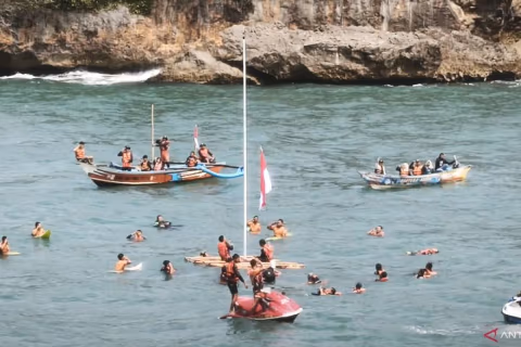 Menerjang Ombak Pantai Baron demi Merah Putih: Upacara Kemerdekaan di Tengah Laut