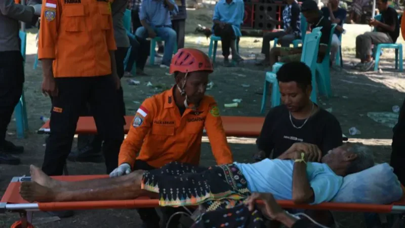 Helikopter Basarnas Alami Patah Tulang saat Evakuasi Korban Gempa NTT: Operasi Kemanusiaan Terhambat