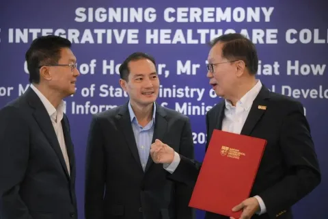 NTU dan OUE Healthcare Perkuat Riset Integrasi Kedokteran Barat dan TCM: Dampaknya bagi Indonesia?