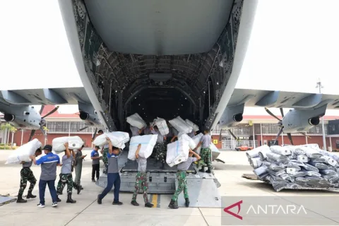 Menhan Sjafrie Terjun Langsung ke NTT, 20 Ton Bantuan Logistik Dikerahkan untuk Korban Gempa