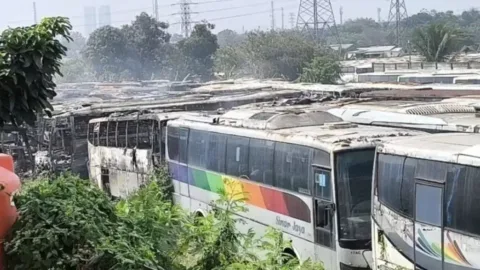 Kebakaran Hanguskan 50 Bus di Pangkalan PO Sirnajaya, Damkar Bekasi Kerahkan 9 Armada