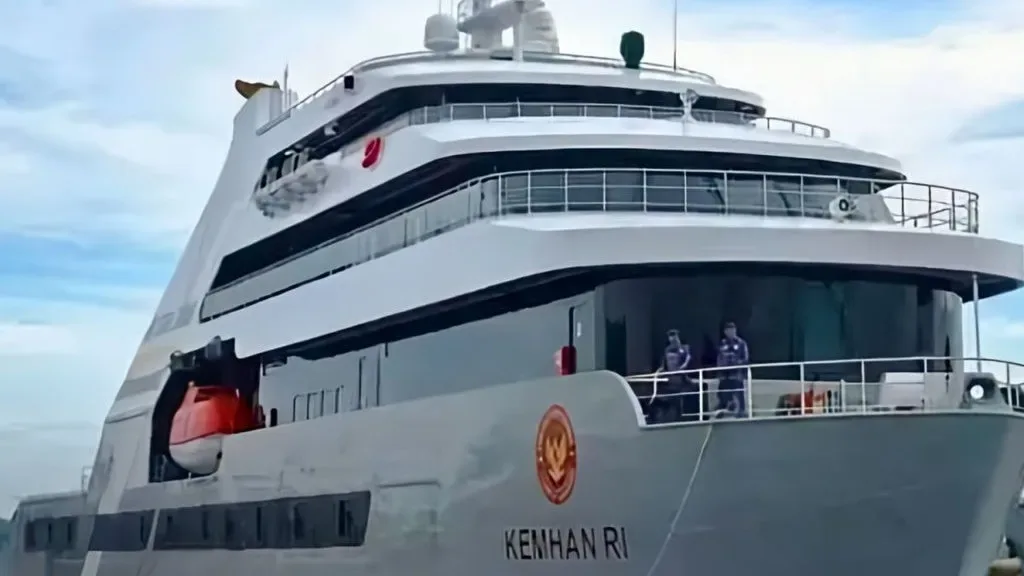 Logo Kementerian Pertahanan di Kapal Haji Isam: Simbol Kedaulatan atau Kontroversi?